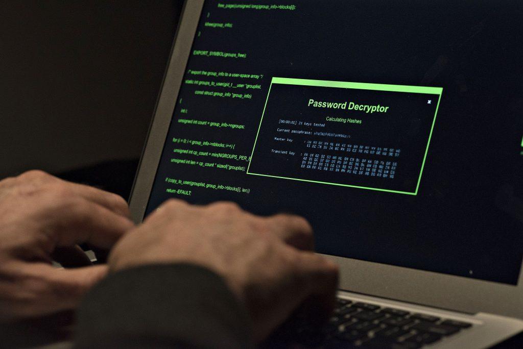 В США заявили о разоблачении группы хакеров, похитившей миллионы долларов
