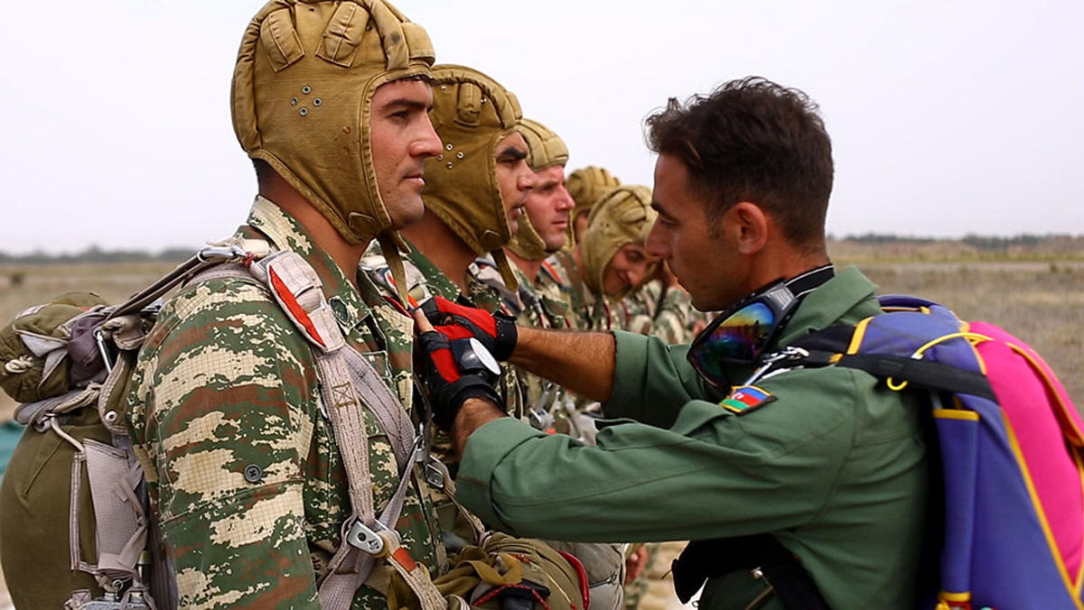 Подразделения ВВС Азербайджана проводят занятия по парашютной подготовке (ФОТО)