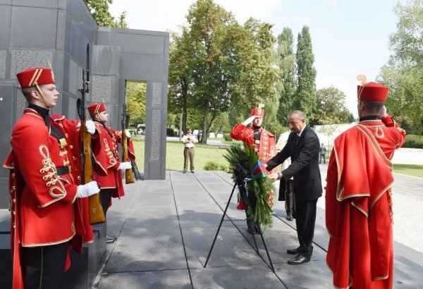 Azerbaijani president visits “Voice of Croatian Victims – Wall of Pain” monument in Zagreb (PHOTO)