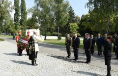 Президент Ильхам Алиев посетил в Загребе монумент "Голос хорватских жертв - Стена боли" (ФОТО)