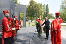 Президент Ильхам Алиев посетил в Загребе монумент "Голос хорватских жертв - Стена боли" (ФОТО) - Gallery Thumbnail