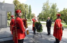Azerbaijani president visits “Voice of Croatian Victims – Wall of Pain” monument in Zagreb (PHOTO)