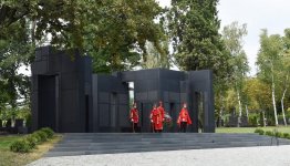 Президент Ильхам Алиев посетил в Загребе монумент "Голос хорватских жертв - Стена боли" (ФОТО) - Gallery Thumbnail