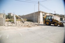 Исполнительная власть Баку снесла ограждения более 10 незаконно занятых земельных участков (ФОТО) - Gallery Thumbnail