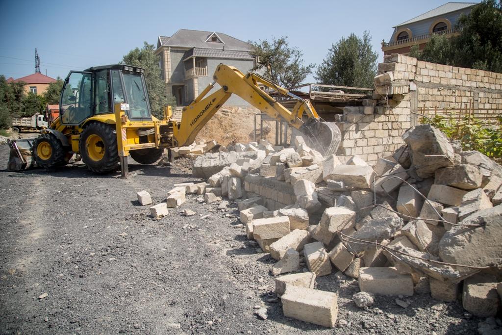 Исполнительная власть Баку снесла ограждения более 10 незаконно занятых земельных участков (ФОТО) - Gallery Image