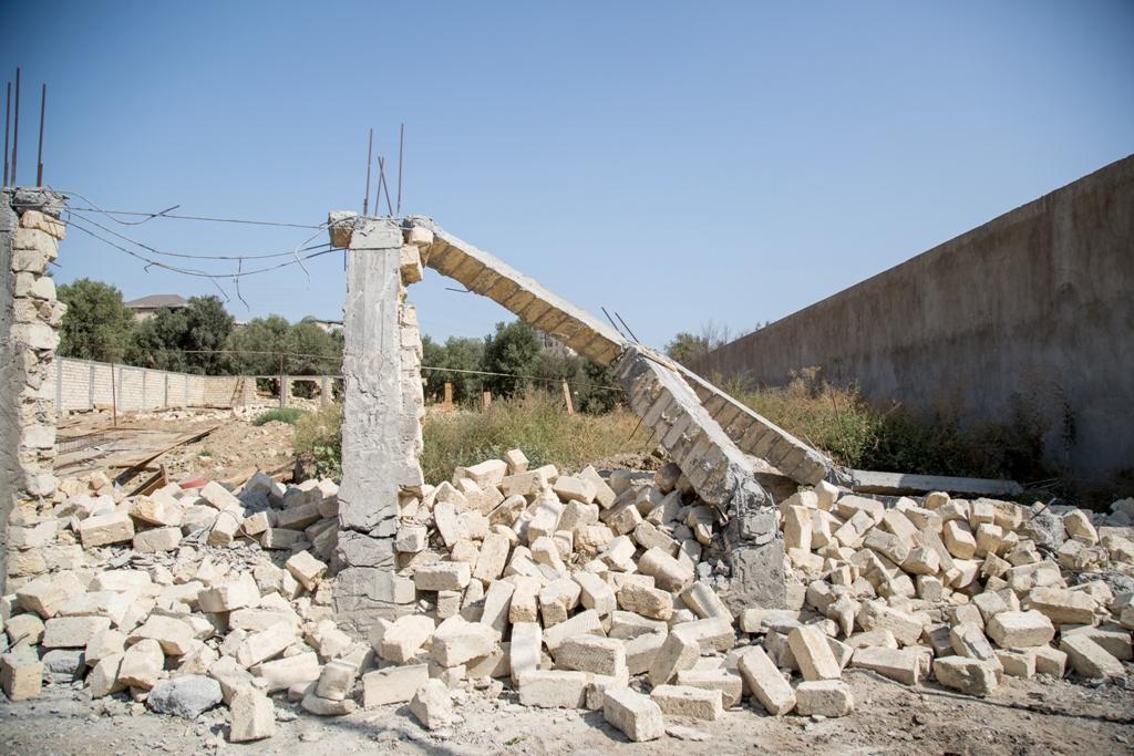 Исполнительная власть Баку снесла ограждения более 10 незаконно занятых земельных участков (ФОТО) - Gallery Image