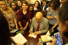 Встреча с Чингизом Абдуллаевым вызвала большой интерес молодежи (ФОТО)