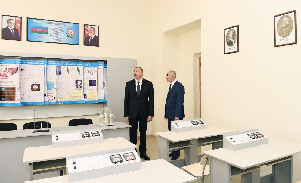 Президент Ильхам Алиев ознакомился с условиями после капремонта в технико-гуманитарном лицее номер 2 в Баку (ФОТО) - Gallery Image
