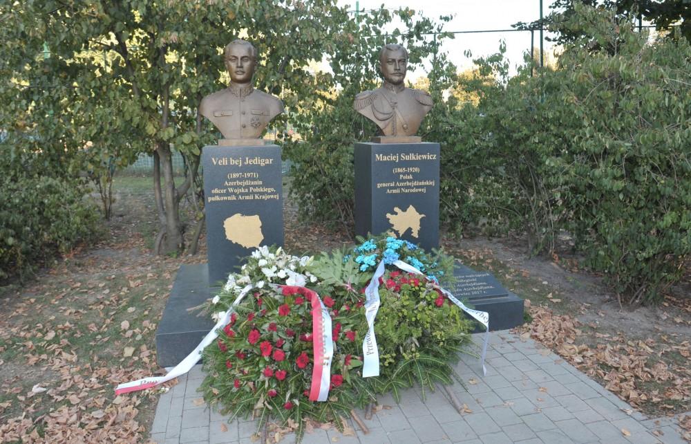 При организации Фонда Гейдара Алиева в Варшаве отметили 100-летие АДР (ФОТО)