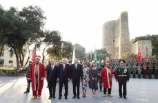Azerbaijani, Turkish presidents posed for photographs together with parade participants (PHOTO)
