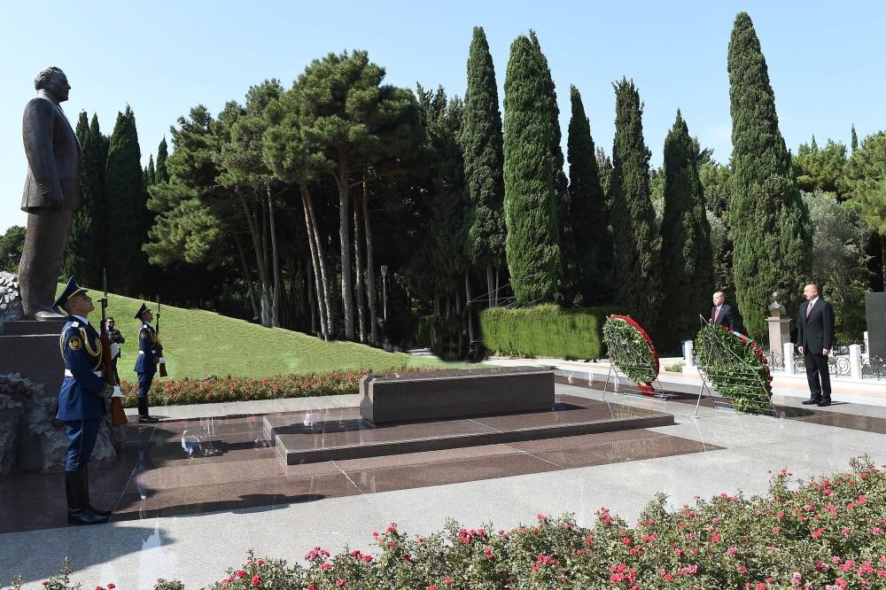 Президенты Азербайджана и Турции посетили могилу общенационального лидера Гейдара Алиева