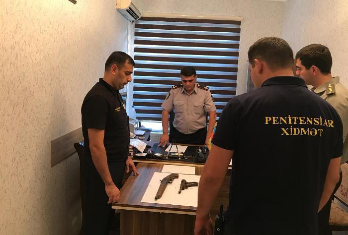 Penitensiar Xidmət əməkdaşları Bakıda məhbusun gizlətdiyi silahları aşkarladı (FOTO)