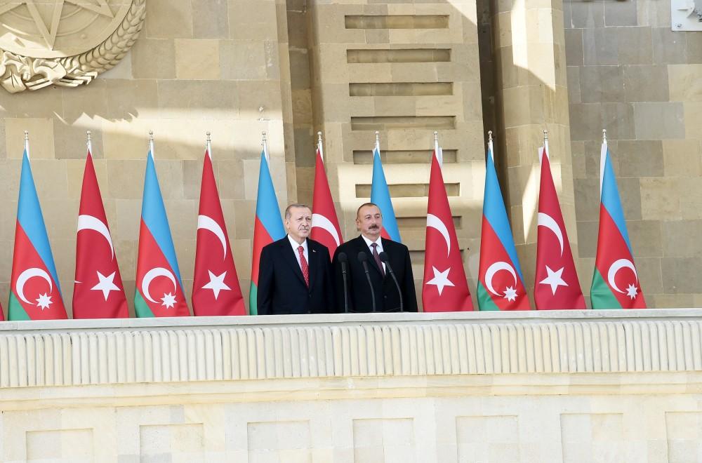 Президент Ильхам Алиев, Президент Реджеп Тайип Эрдоган и Первая леди Мехрибан Алиева приняли участие в параде, посвященном 100-летию освобождения Баку (ФОТО)