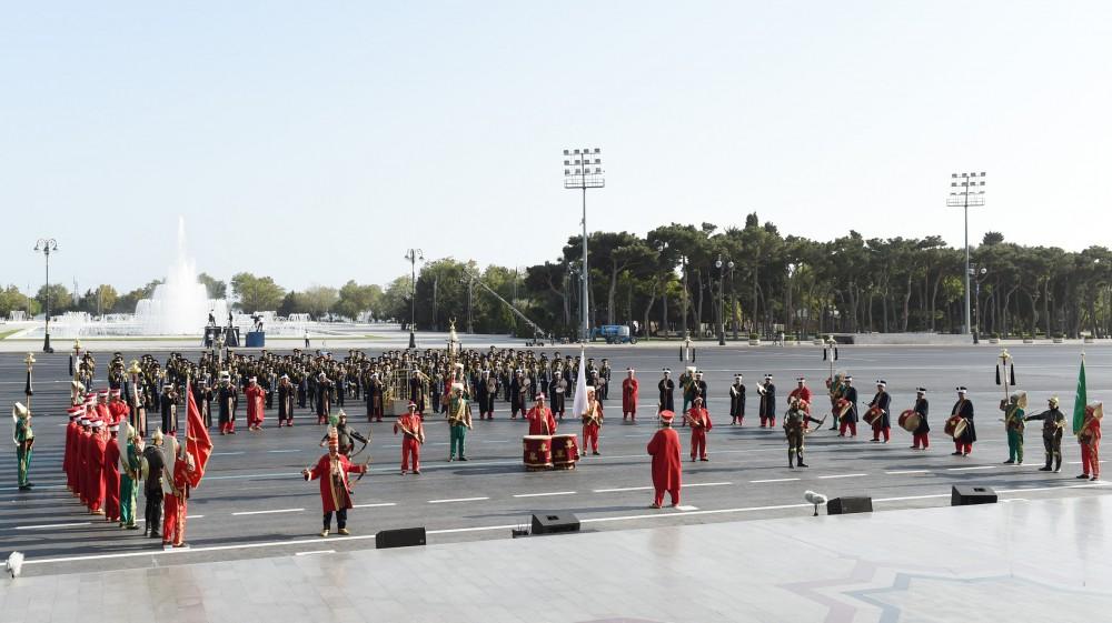 Президент Ильхам Алиев, Президент Реджеп Тайип Эрдоган и Первая леди Мехрибан Алиева приняли участие в параде, посвященном 100-летию освобождения Баку (ФОТО)