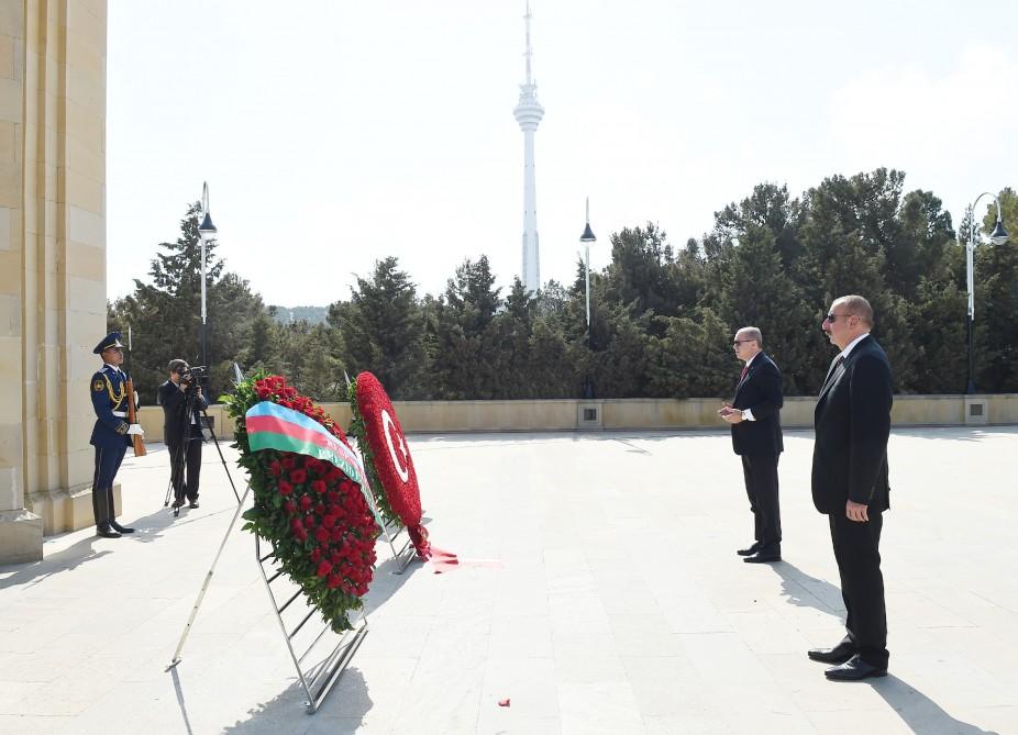 Президенты Азербайджана и Турции посетили Аллею шехидов в Баку (ФОТО) - Gallery Image