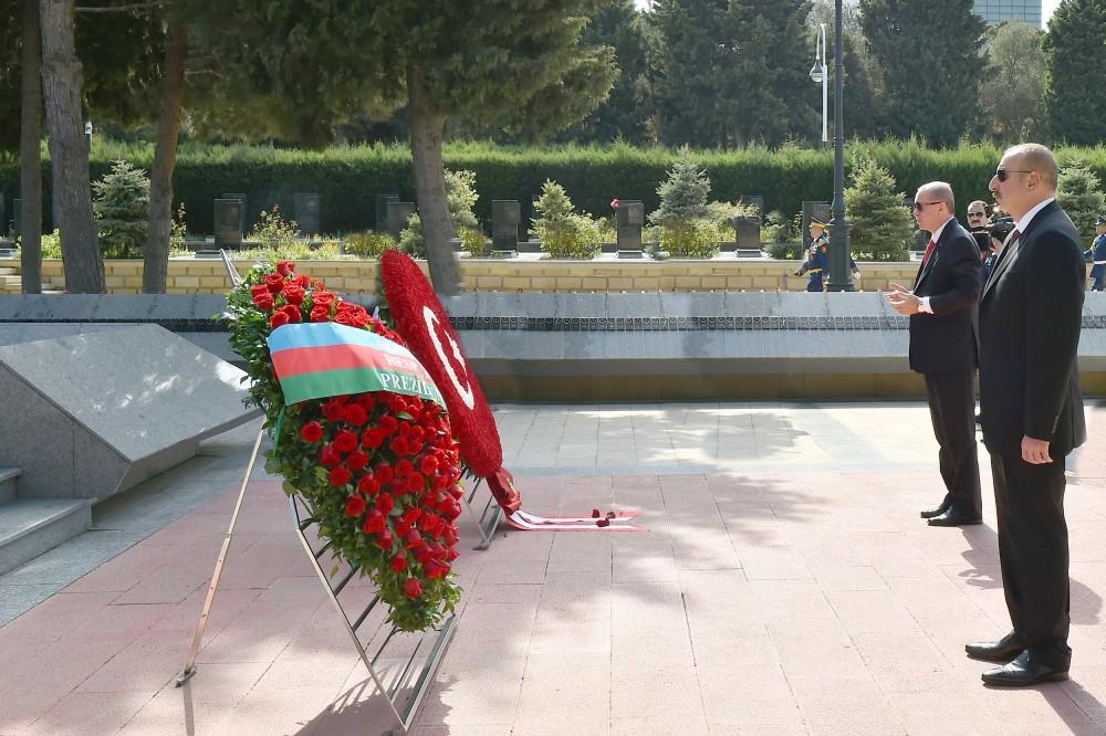 Президенты Азербайджана и Турции посетили Аллею шехидов в Баку (ФОТО) - Gallery Image