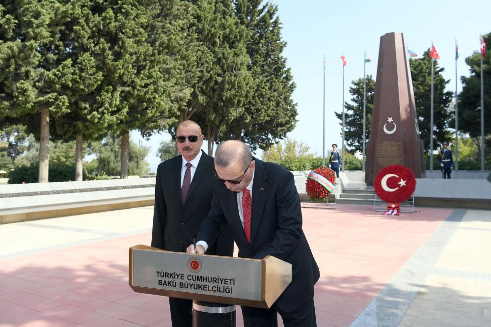 Azərbaycan və Türkiyə prezidentləri Şəhidlər xiyabanını ziyarət ediblər (FOTO)
