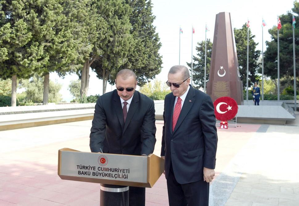Президенты Азербайджана и Турции посетили Аллею шехидов в Баку (ФОТО)