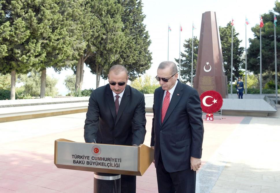 Azerbaijani, Turkish presidents pay tribute to martyrs (PHOTO)