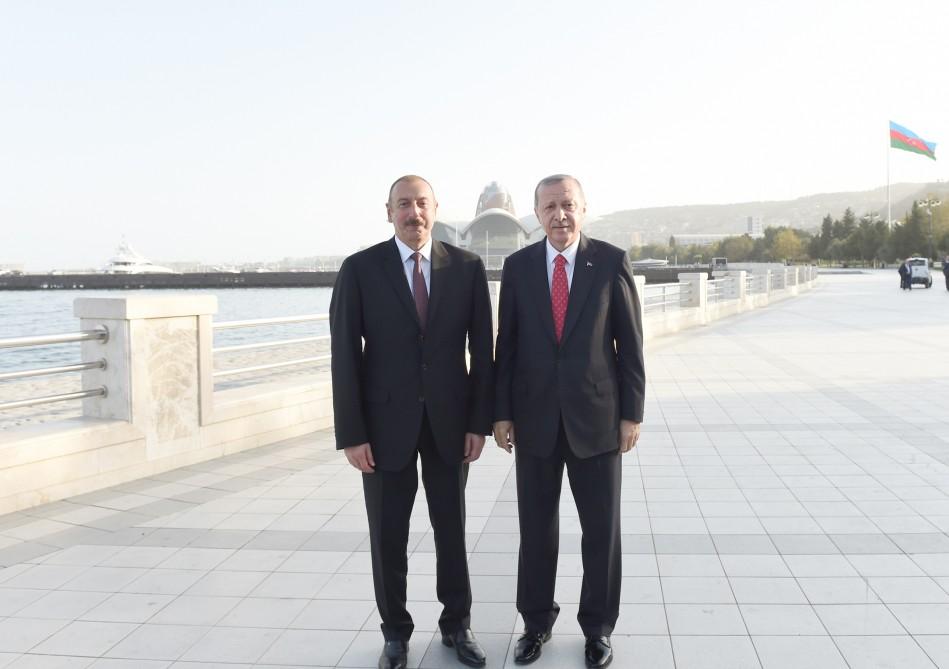 Azerbaijani, Turkish presidents posed for photographs together with parade participants (PHOTO)