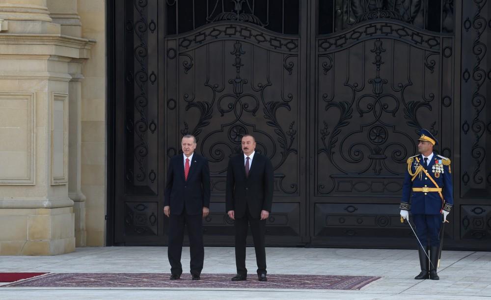 Official welcome ceremony held for Turkey’s president in Baku (PHOTO)