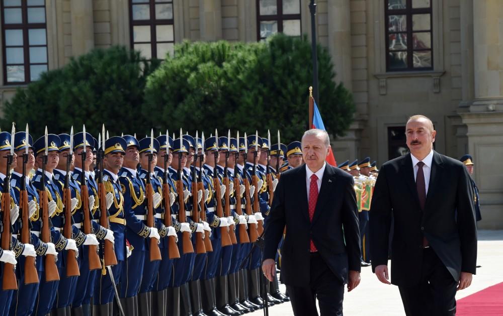 Official welcome ceremony held for Turkey’s president in Baku (PHOTO)