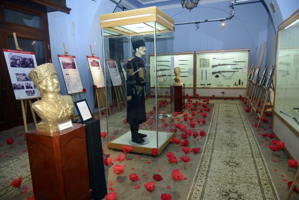 В Баку представлена уникальная историческая экспозиция, усыпанная алыми маками (ФОТО) - Gallery Image