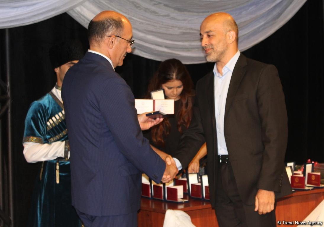 В Баку состоялось награждение театральных деятелей (ФОТО)