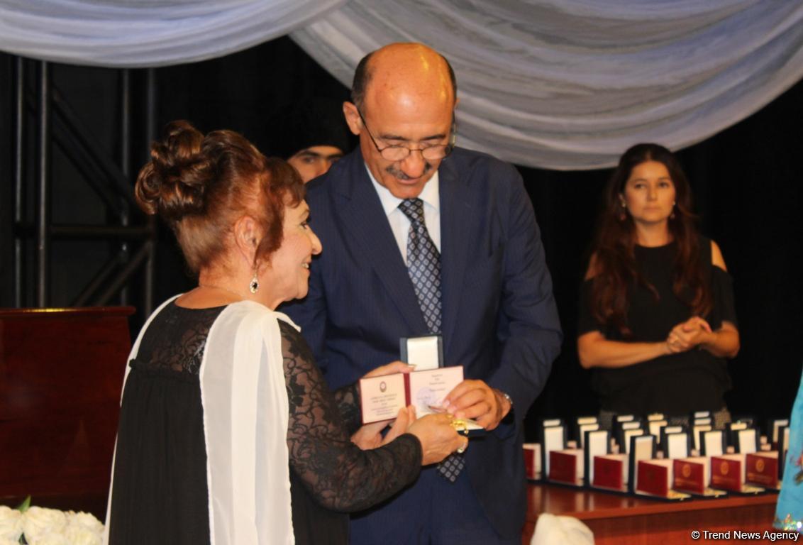 В Баку состоялось награждение театральных деятелей (ФОТО) - Gallery Image