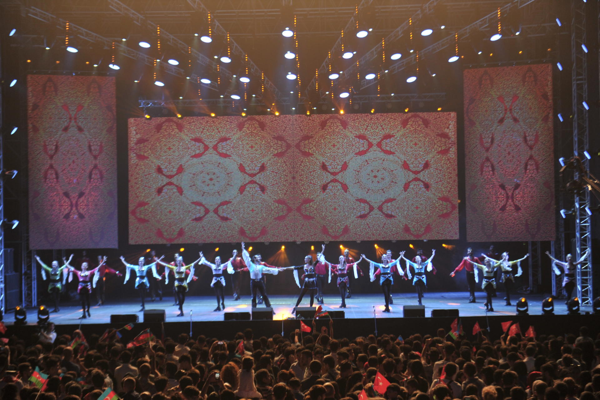 В парке Центра Гейдара Алиева состоялся грандиозный концерт, посвященный 100-летию со дня освобождения Баку (ФОТО) - Gallery Image