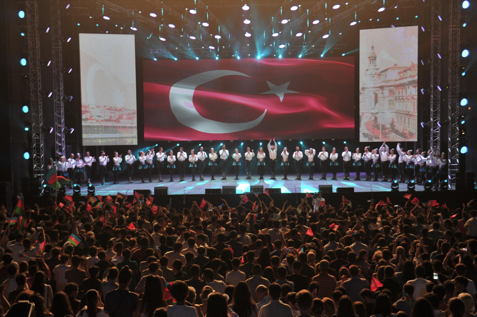 В парке Центра Гейдара Алиева состоялся грандиозный концерт, посвященный 100-летию со дня освобождения Баку (ФОТО) - Gallery Image