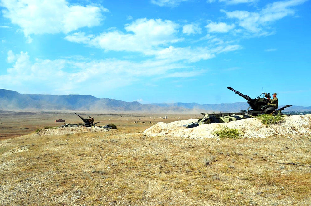 Проверена боеспособность участвующих в военных учениях частей и техники азербайджанской армии (ФОТО) - Gallery Image