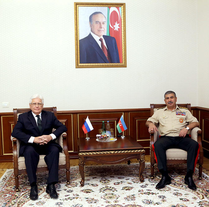 Министр обороны Азербайджана встретился с послом России