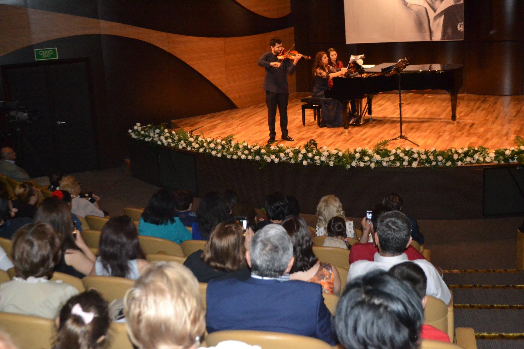 Восторг и аплодисменты: концерт Азера Демирова и Зульфии Садыговой (ФОТО)