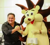 Ёжик дарит позитивные эмоции азербайджанским звездам и детям (ВИДЕО, ФОТО)