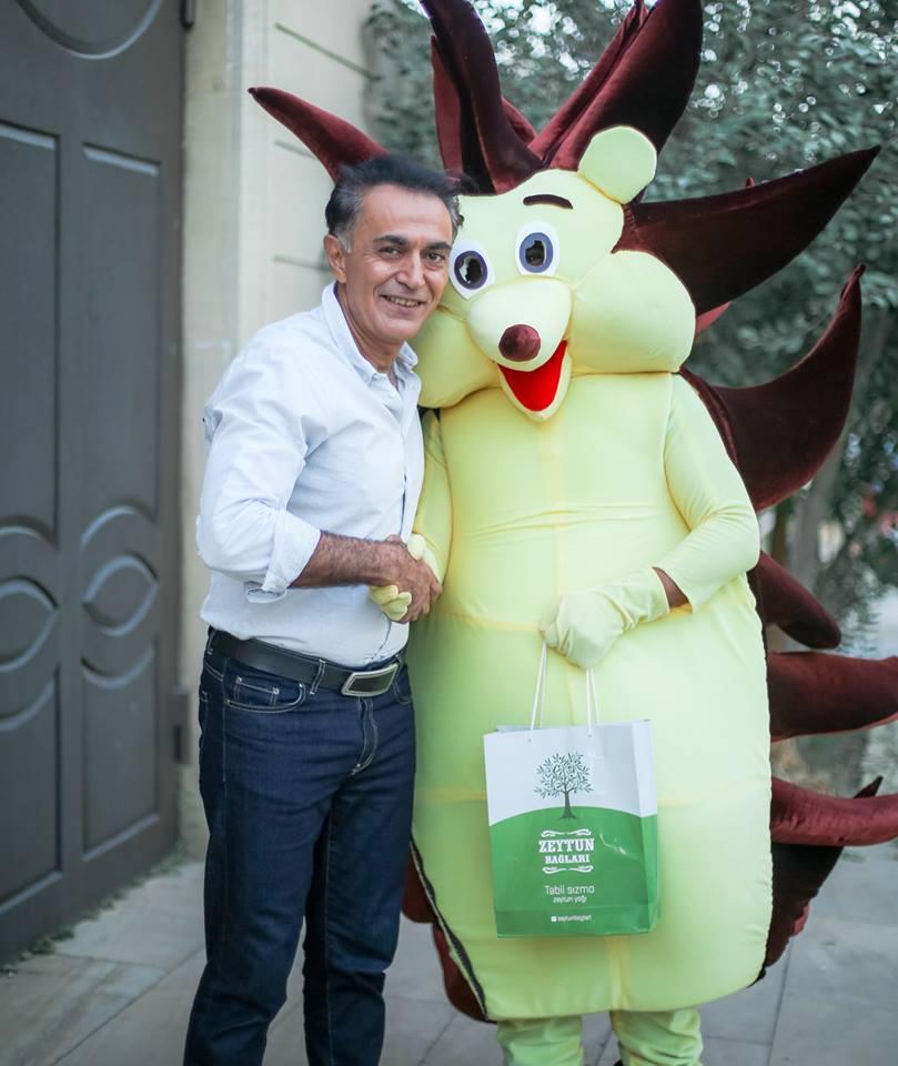 Ёжик дарит позитивные эмоции азербайджанским звездам и детям (ВИДЕО, ФОТО)
