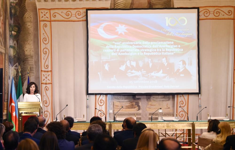 Первый вице-президент Мехрибан Алиева приняла участие в конференции "100-летие создания АДР и отношения стратегического партнерства между Азербайджаном и Италией" (ФОТО) - Gallery Image