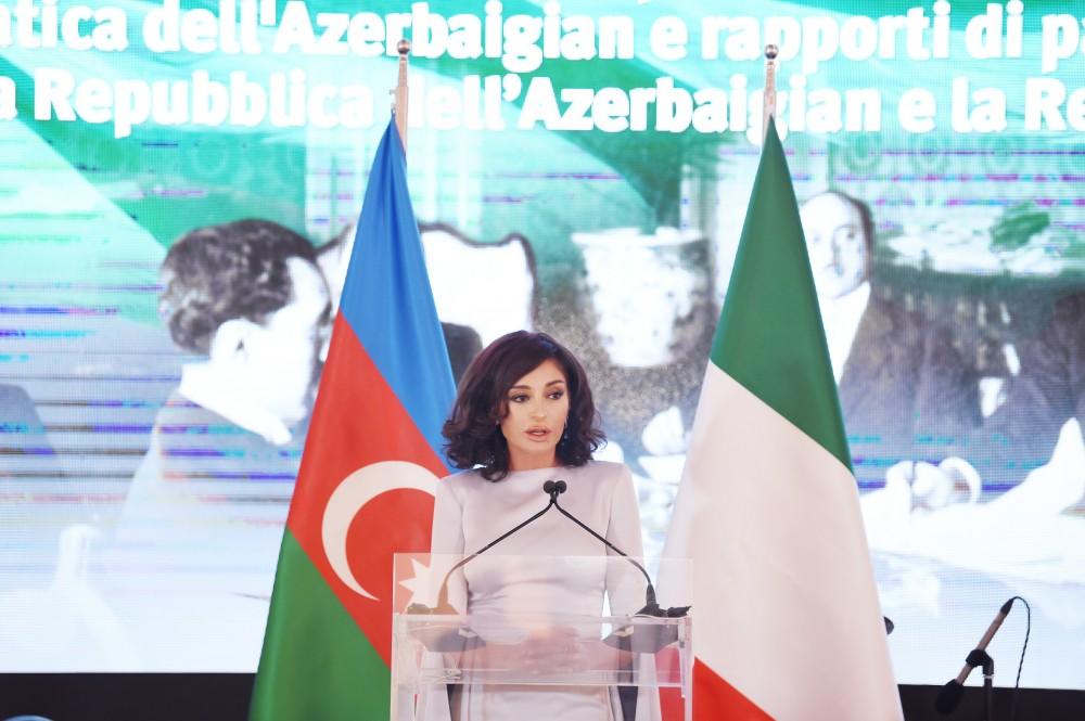 Первый вице-президент Мехрибан Алиева приняла участие в официальном приеме по случаю 100-летнего юбилея Азербайджанской Демократической Республики - Gallery Image