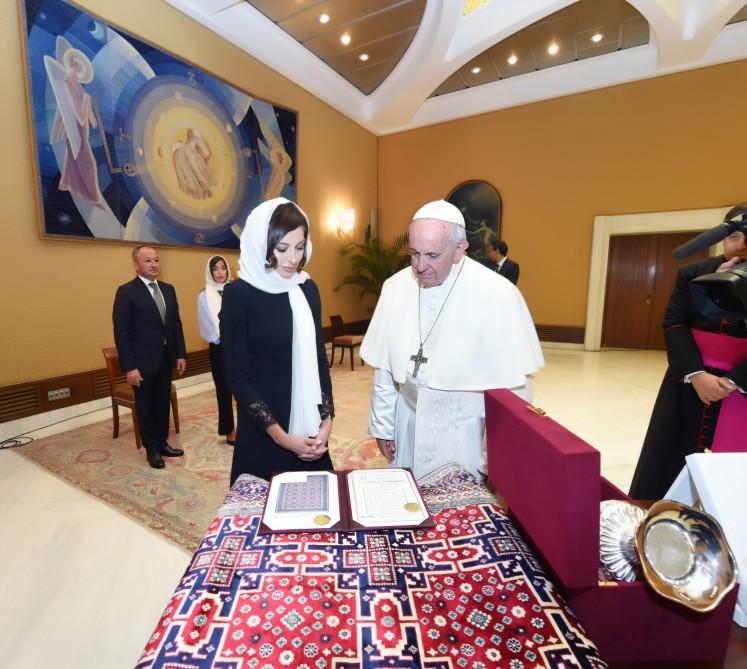 Azərbaycanın Birinci vitse-prezidenti Mehriban Əliyeva Roma Papası Fransisk ilə görüşüb (FOTO) (YENİLƏNİB)
