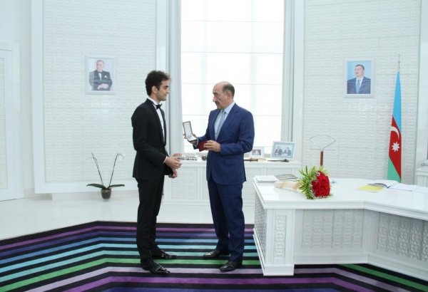 Эльвину Ходжа Ганиеву вручены удостоверение заслуженного артиста Азербайджана и нагрудный знак (ФОТО)