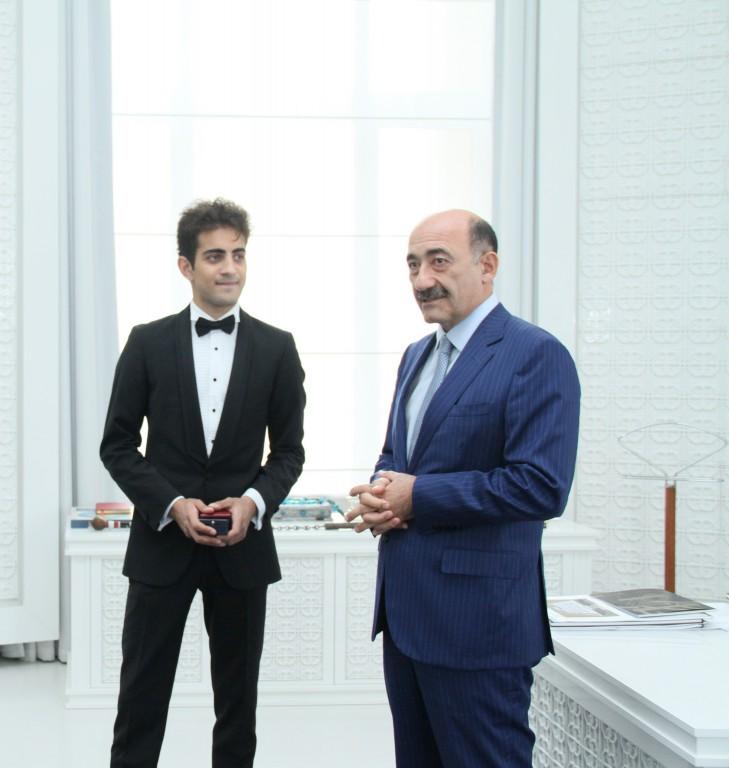 Эльвину Ходжа Ганиеву вручены удостоверение заслуженного артиста Азербайджана и нагрудный знак (ФОТО)