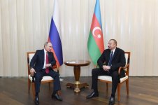 Azerbaijani, Russian presidents hold one-on-one meeting (PHOTO)
