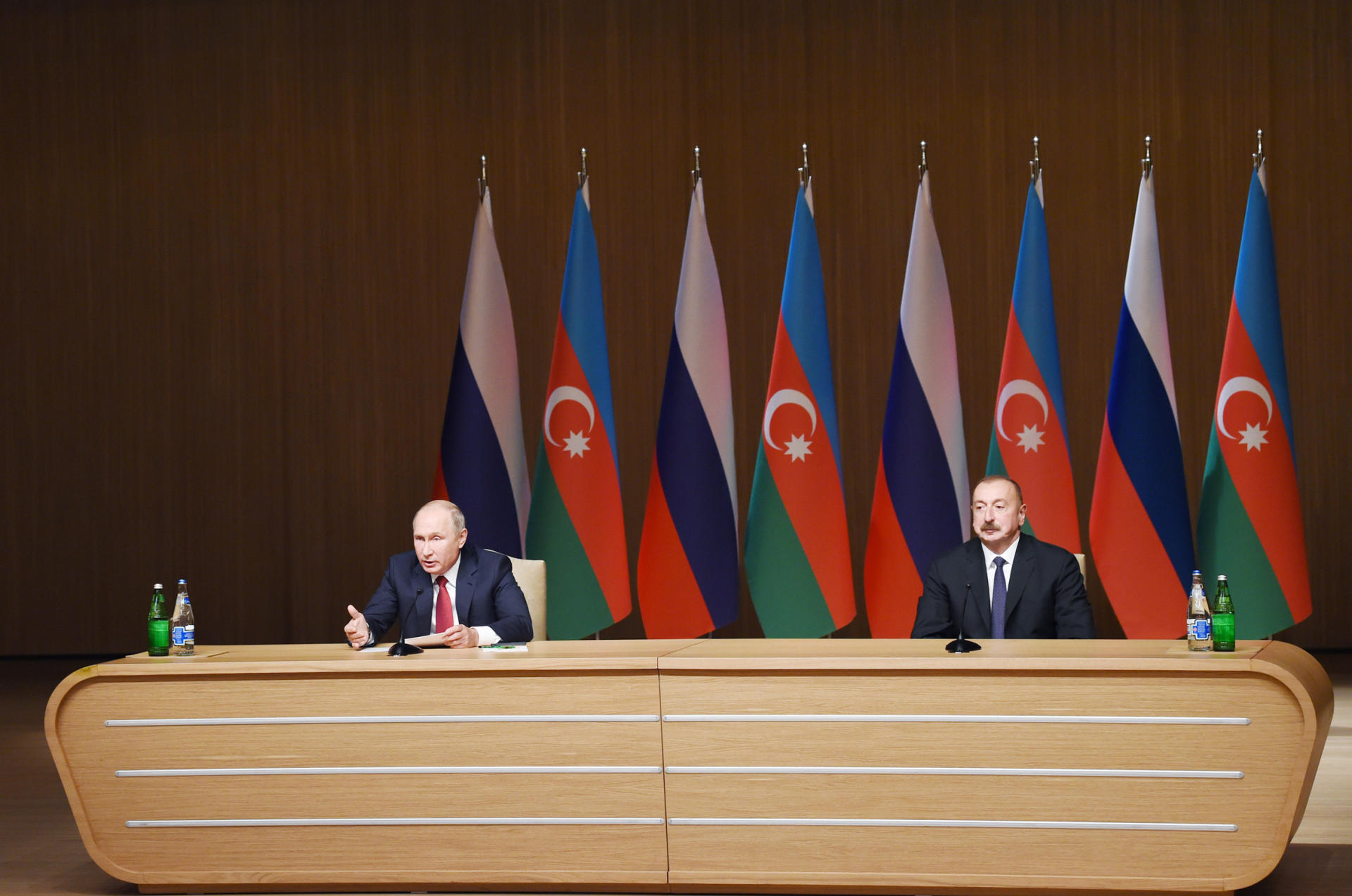 Владимир Путин: Российско-азербайджанские отношения выстраиваются на принципах добрососедства и взаимного уважения