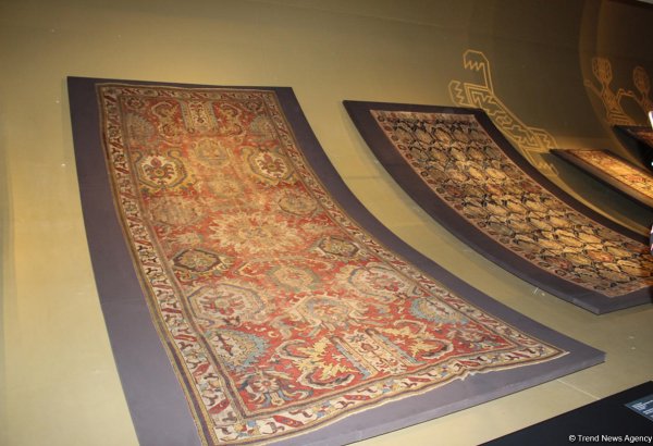 Карабахский ковер, азербайджанские ювелирные украшения и кялагаи на выставке в Москве