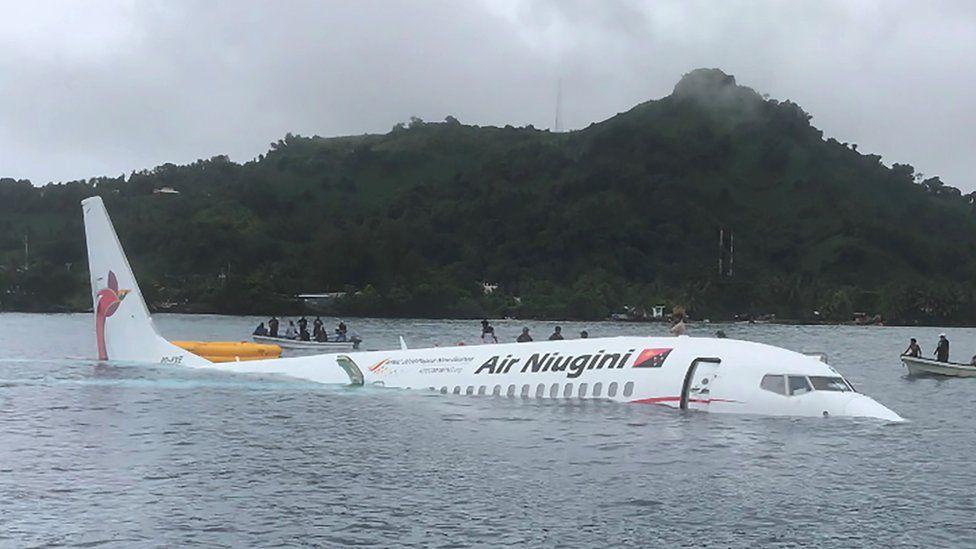Divers confirm all passengers evacuated after Air Niugini plane overshoots runway, lands in ocean
