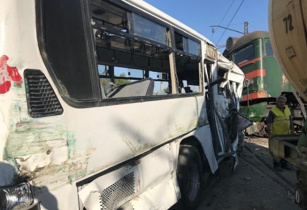 В Баку арестованы водитель автобуса и диспетчер по обвинению в аварии на железнодорожном переезде