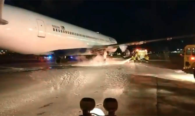 В аэропорту Нью-Йорка загорелся самолет компании Delta Air Lines