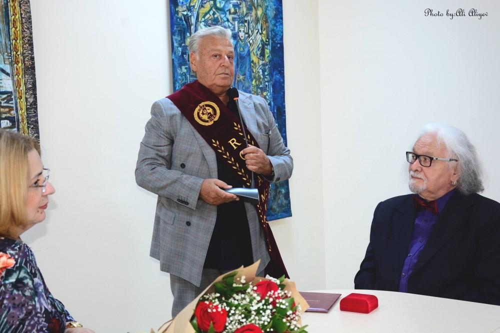 Азербайджанский художник награжден золотой медалью "Roses of the World" (ФОТО)