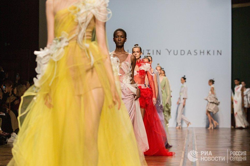 Яркие платья и восточные мотивы - коллекция Валентина Юдашкина в Париже (ФОТО)
