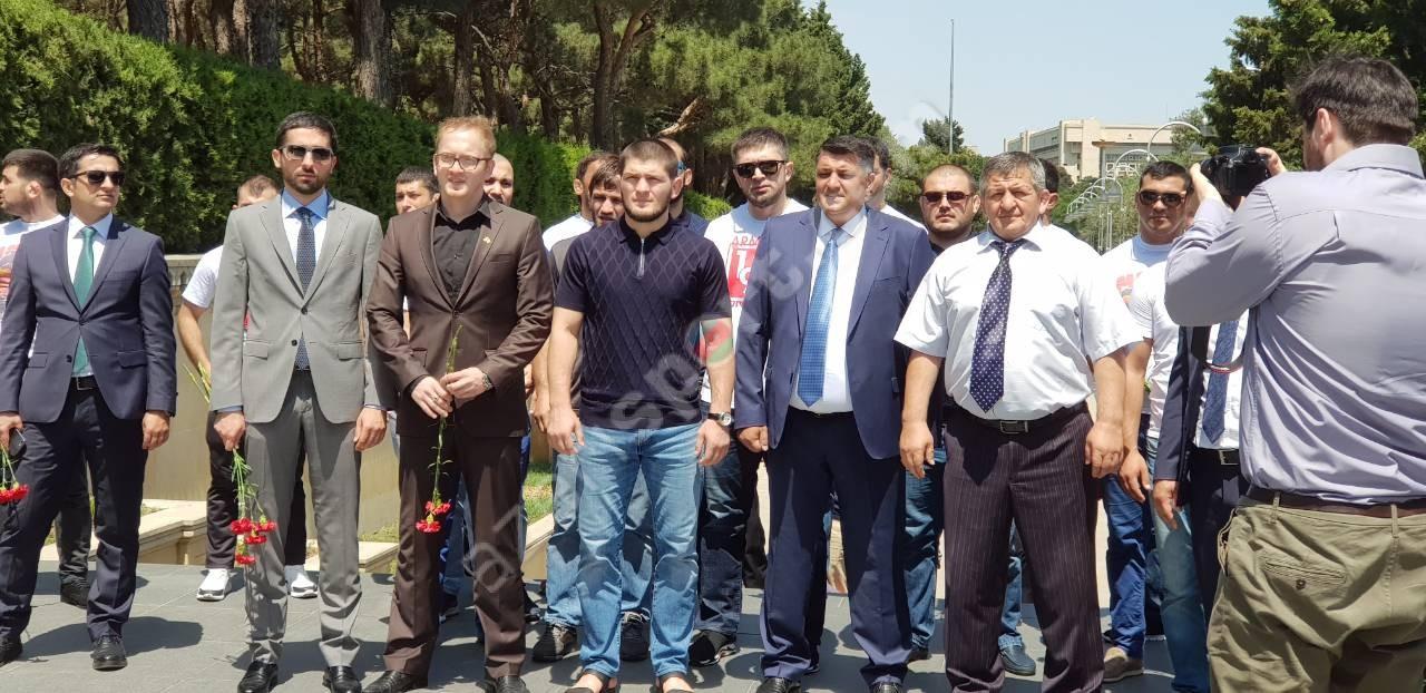 Медийные лица Азербайджана надели папаху в честь победы Хабиба над Конором (ВИДЕО, ФОТО)